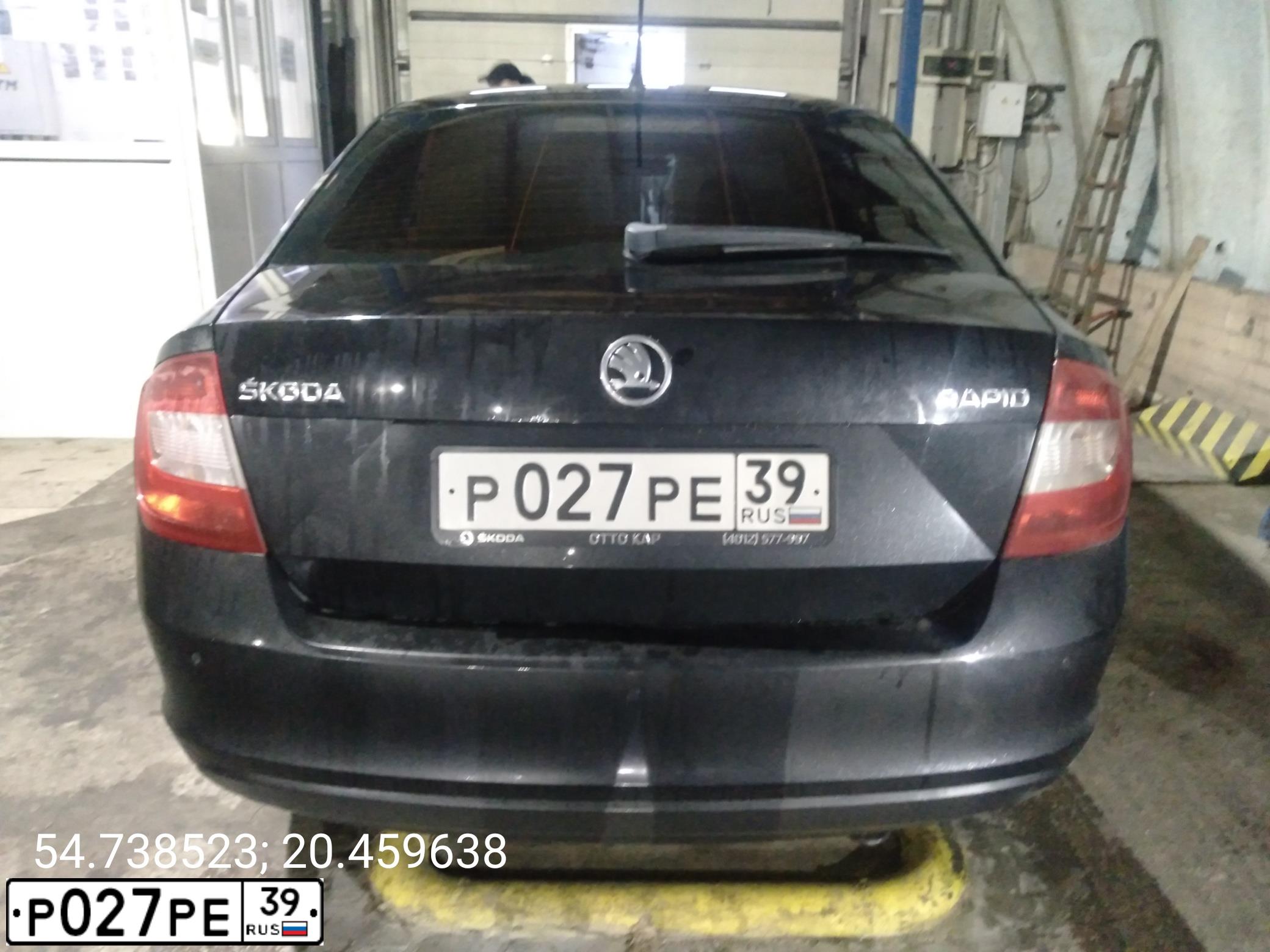 Фото автомобиля SKODA RAPID, 2014 — госномер Р027РЕ39. Цвет: ЧЕРНЫЙ