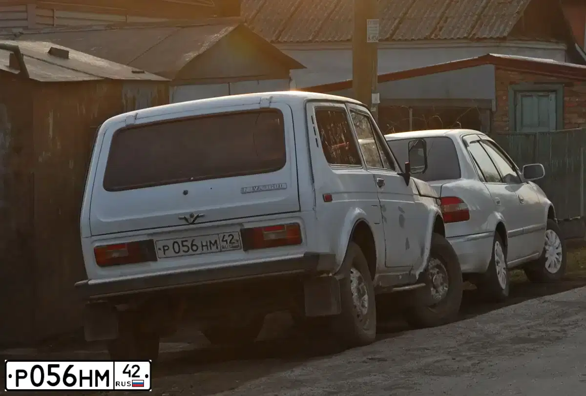 Фото автомобиля LADA 2121 NIVA, 1991 — госномер К111ЕР154. Цвет: БЕЛО - СЕРЫЙ