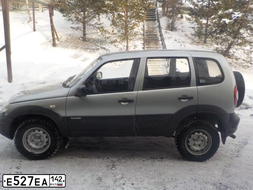 Фото автомобиля CHEVROLET NIVA, 2014 — госномер Е527ЕА142. Цвет: Светло-Серебристый металлик