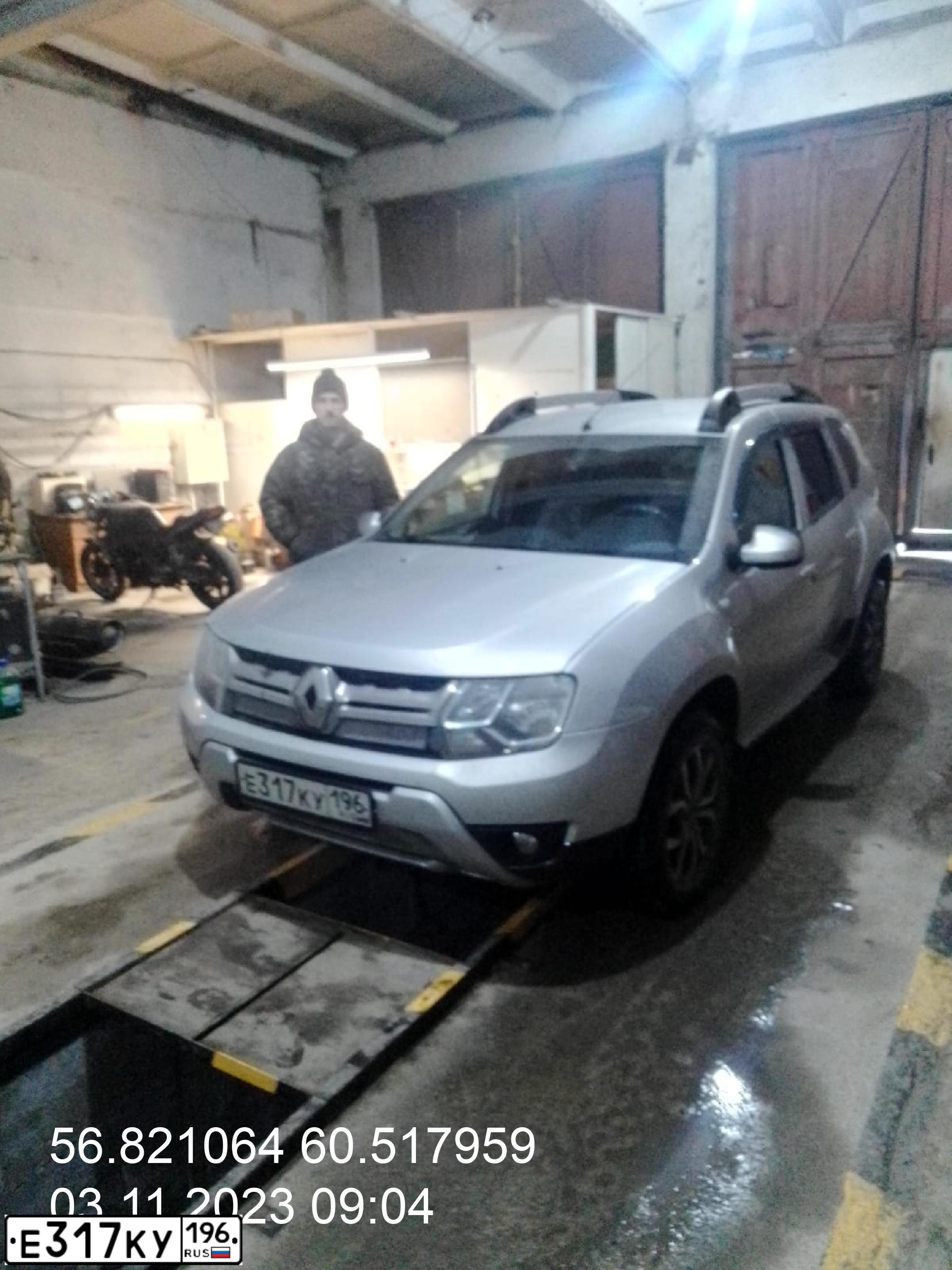 Фото автомобиля RENAULT DUSTER, 2016 — госномер Е317КУ196. Цвет: СВЕТЛО-СЕРЫЙ