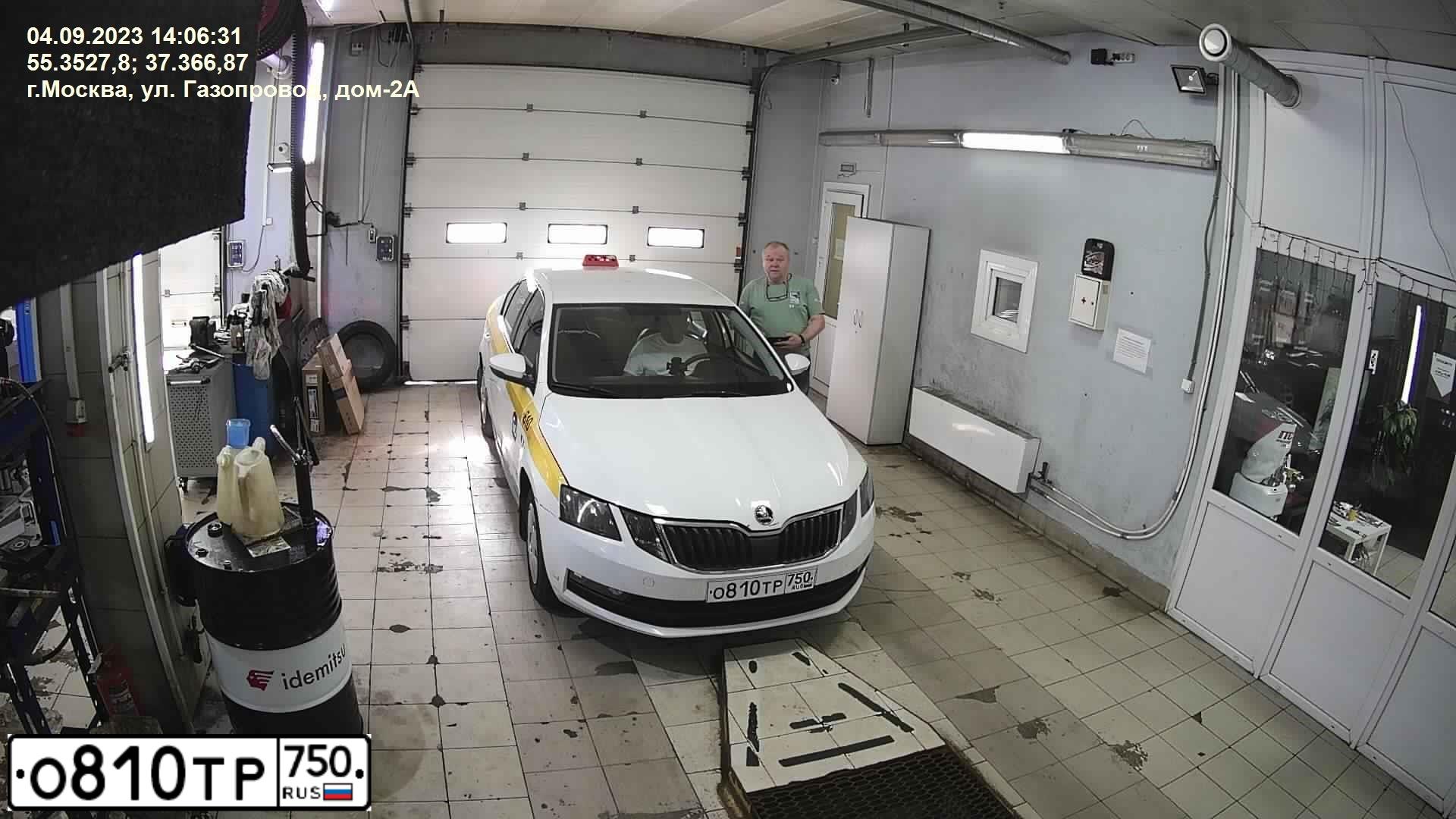 Фото автомобиля SKODA OCTAVIA, 2018 — госномер Н877КМ977. Цвет: БЕЛЫЙ-ЖЕЛТЫЙ-СЕРЫЙ