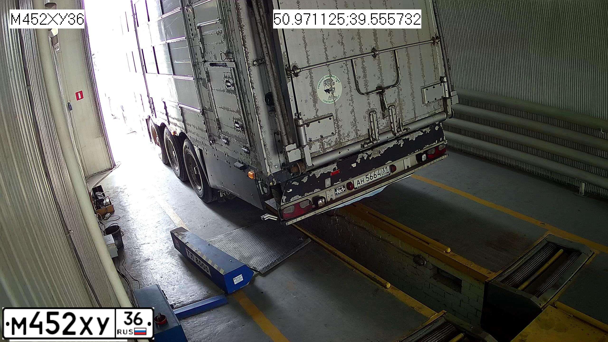 Фото автомобиля DAF XF 105 FT /4X2/, 2006 — госномер М452ХУ36. Цвет: БЕЛЫЙ