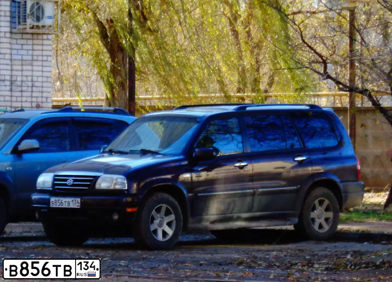 Фото автомобиля SUZUKI /GRAND/ VITARA, 2003 — госномер Р525ВН30. Цвет: ВИШНЕВЫЙ