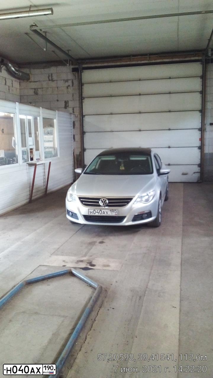 Фото автомобиля VOLKSWAGEN PASSAT, 2011 — госномер Н040АХ190. Цвет: СЕРЫЙ