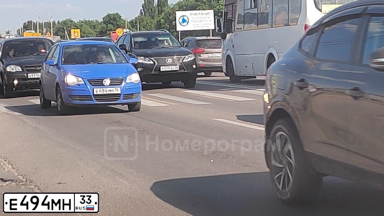 Фото автомобиля CHEVROLET LACETTI, 2007 — госномер Е494МН33. Цвет: КРАСНЫЙ