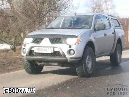 Фото автомобиля MITSUBISHI L 200, 2007 — госномер Е800ХА177. Цвет: серебристый