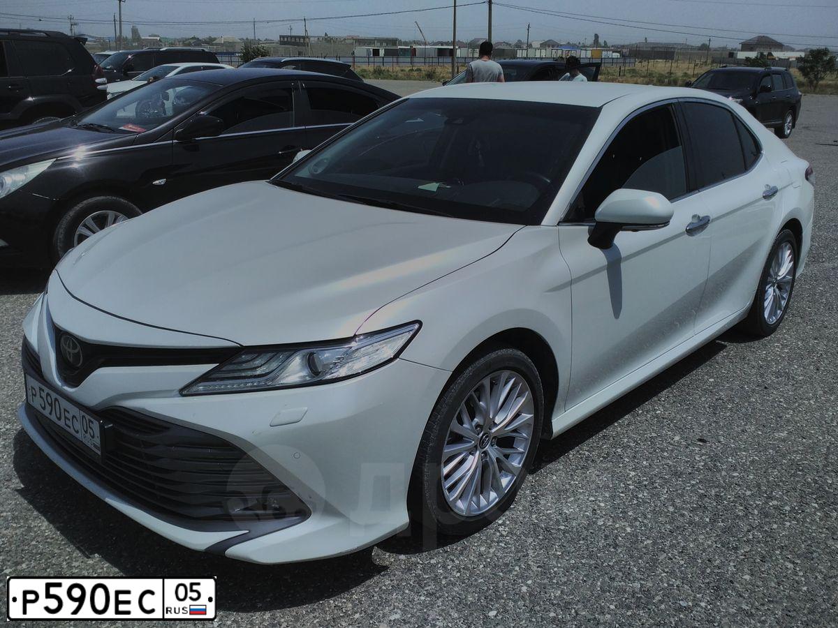 Фото автомобиля TOYOTA CAMRY, 2018 — госномер В979СС09. Цвет: БЕЛЫЙ ПЕРЛАМУТР