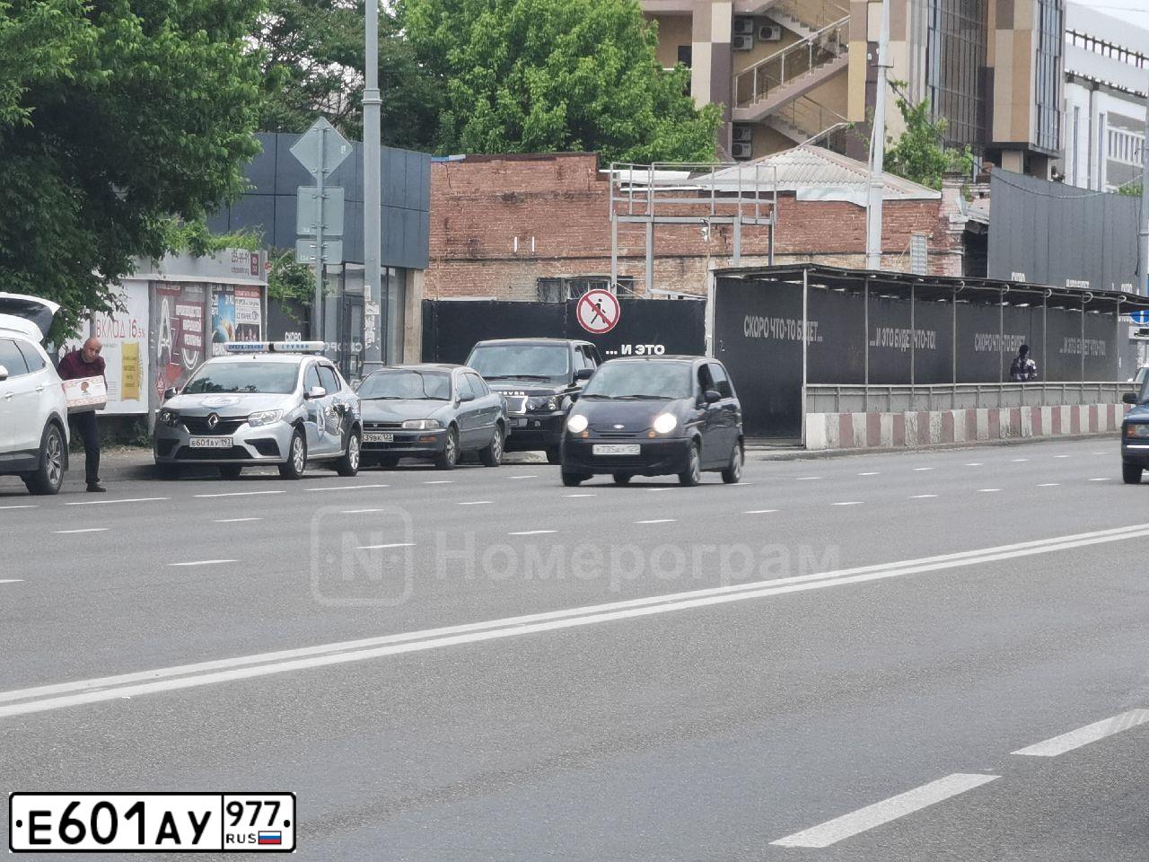 Фото автомобиля KIA RIO, 2012 — госномер Е601АУ977. Цвет: Белый