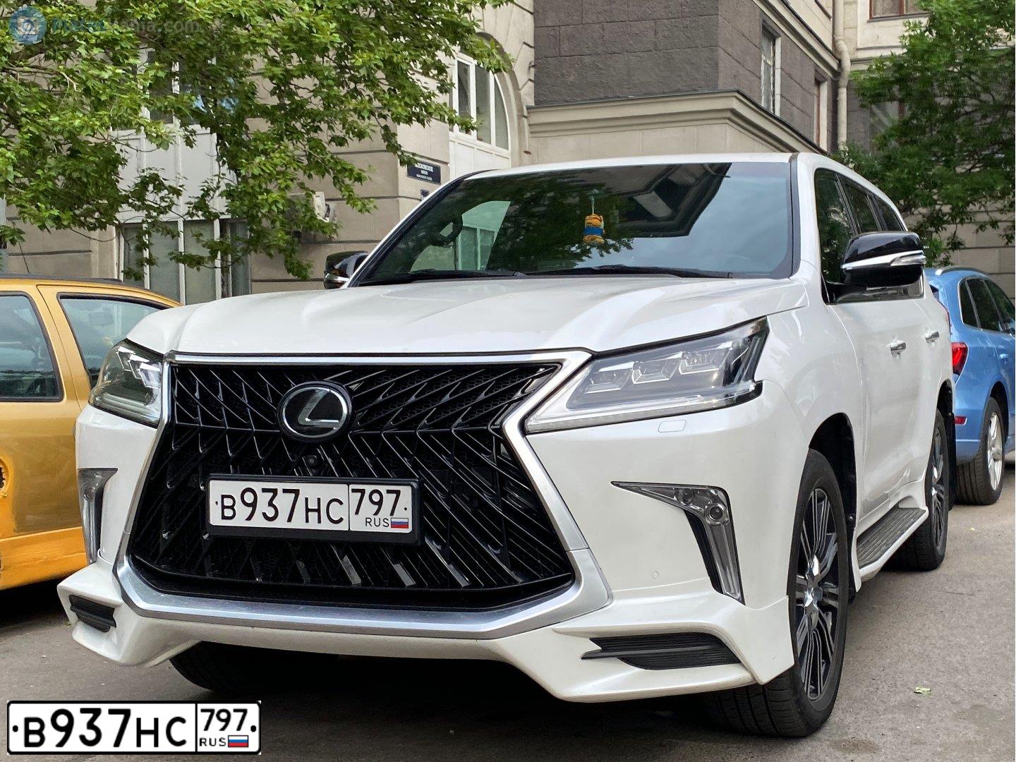 Фото автомобиля LEXUS LX, 2017 — госномер В937НС797. Цвет: Белый