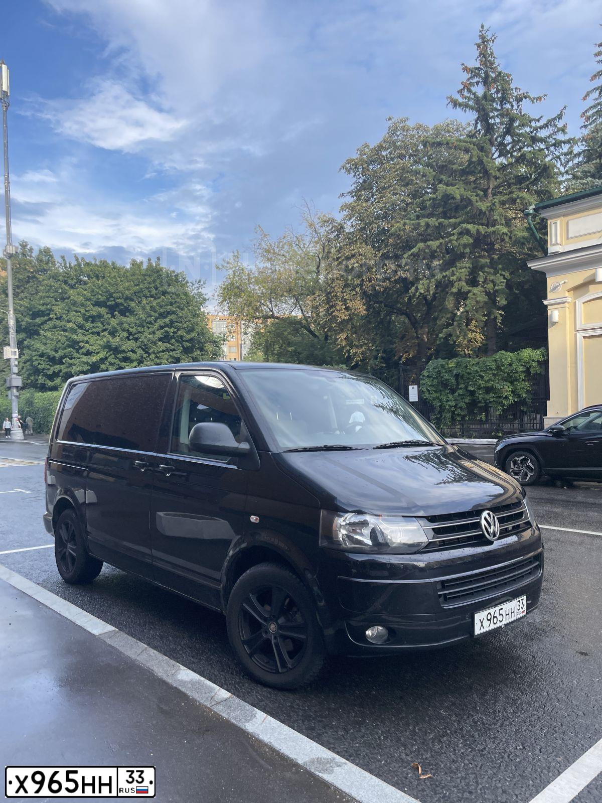 Фото автомобиля VOLKSWAGEN MULTIVAN, 2010 — госномер Е164ЕУ11. Цвет: ЧЕРНЫЙ