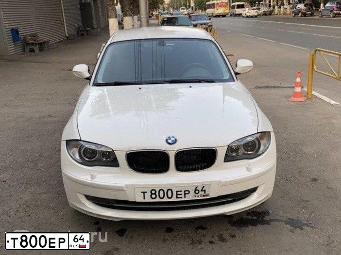 Фото автомобиля BMW SERIE 1, 2011 — госномер Т800ЕР64. Цвет: БЕЛЫЙ