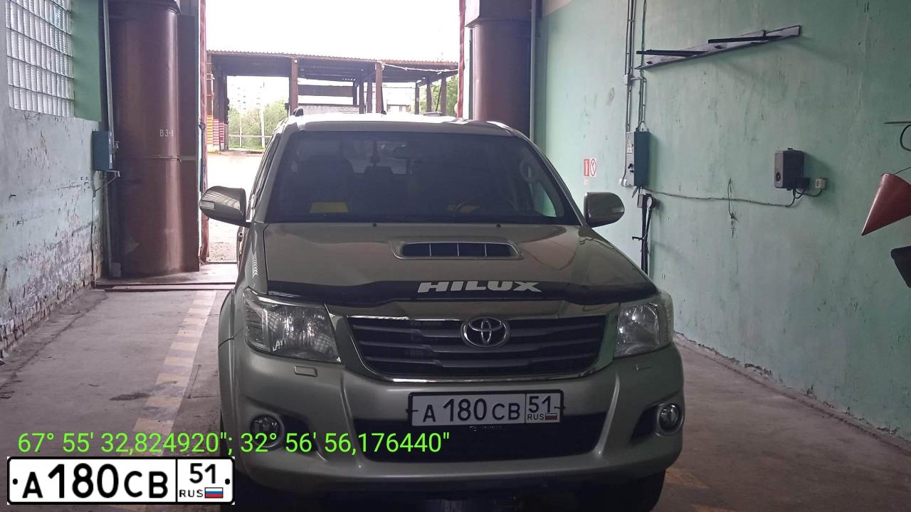 Фото автомобиля TOYOTA HILUX, 2013 — госномер А180СВ51. Цвет: СЕРЕБРИСТЫЙ