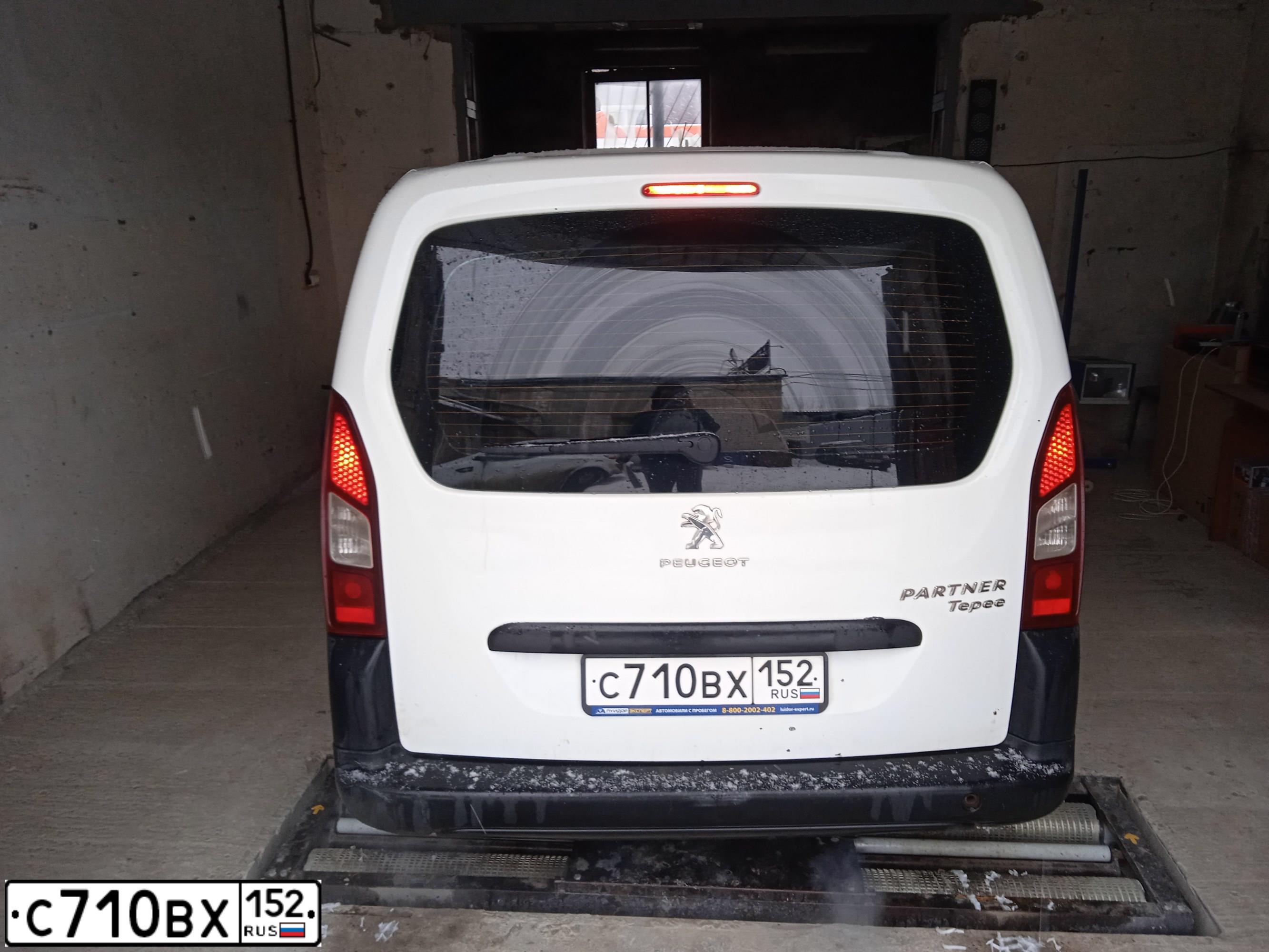 Фото автомобиля PEUGEOT PARTNER, 2013 — госномер С710ВХ152. Цвет: БЕЛЫЙ