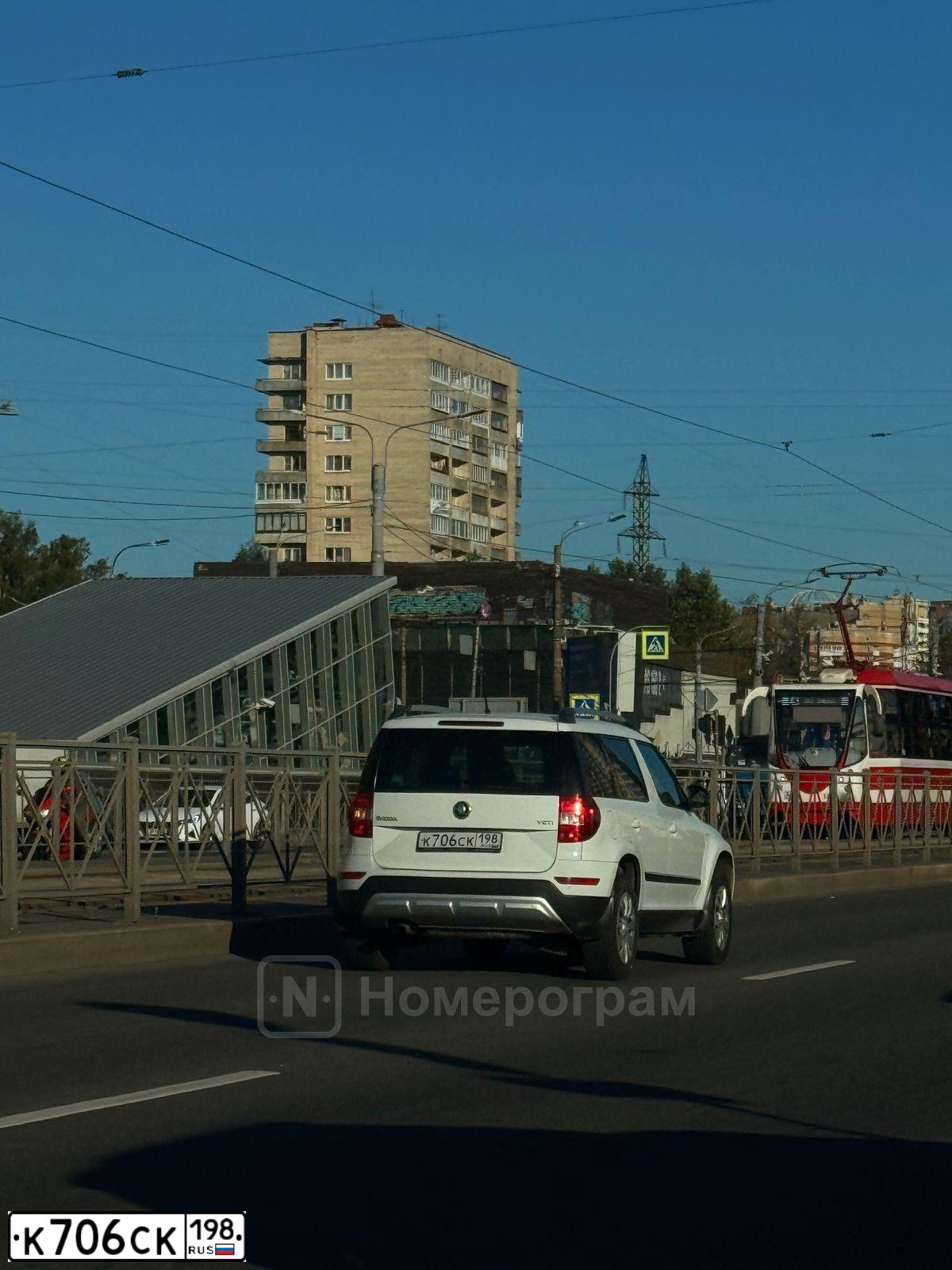 Фото автомобиля SKODA YETI, 2016 — госномер У588РВ178. Цвет: Белый