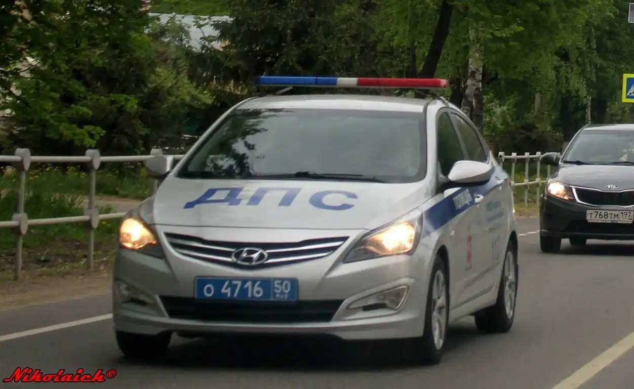Фото автомобиля KIA RIO, 2012 — госномер Т768ТМ197. Цвет: СЕРЫЙ