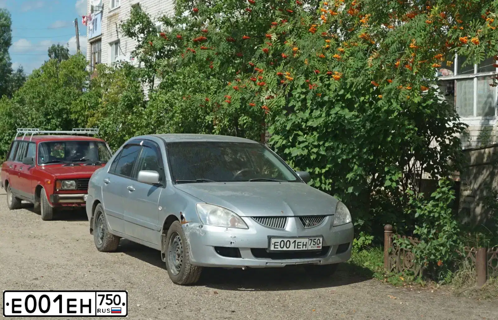 Фото автомобиля MITSUBISHI LANCER, 2005 — госномер Е001ЕН750. Цвет: Серебристый