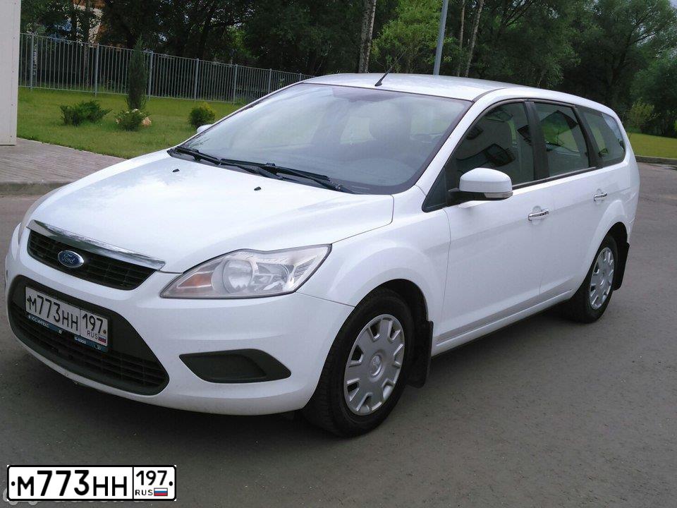 Фото автомобиля FORD FOCUS, 2011 — госномер М773НН197. Цвет: БЕЛЫЙ ЖЕЛТЫЙ СЕРЫЙ