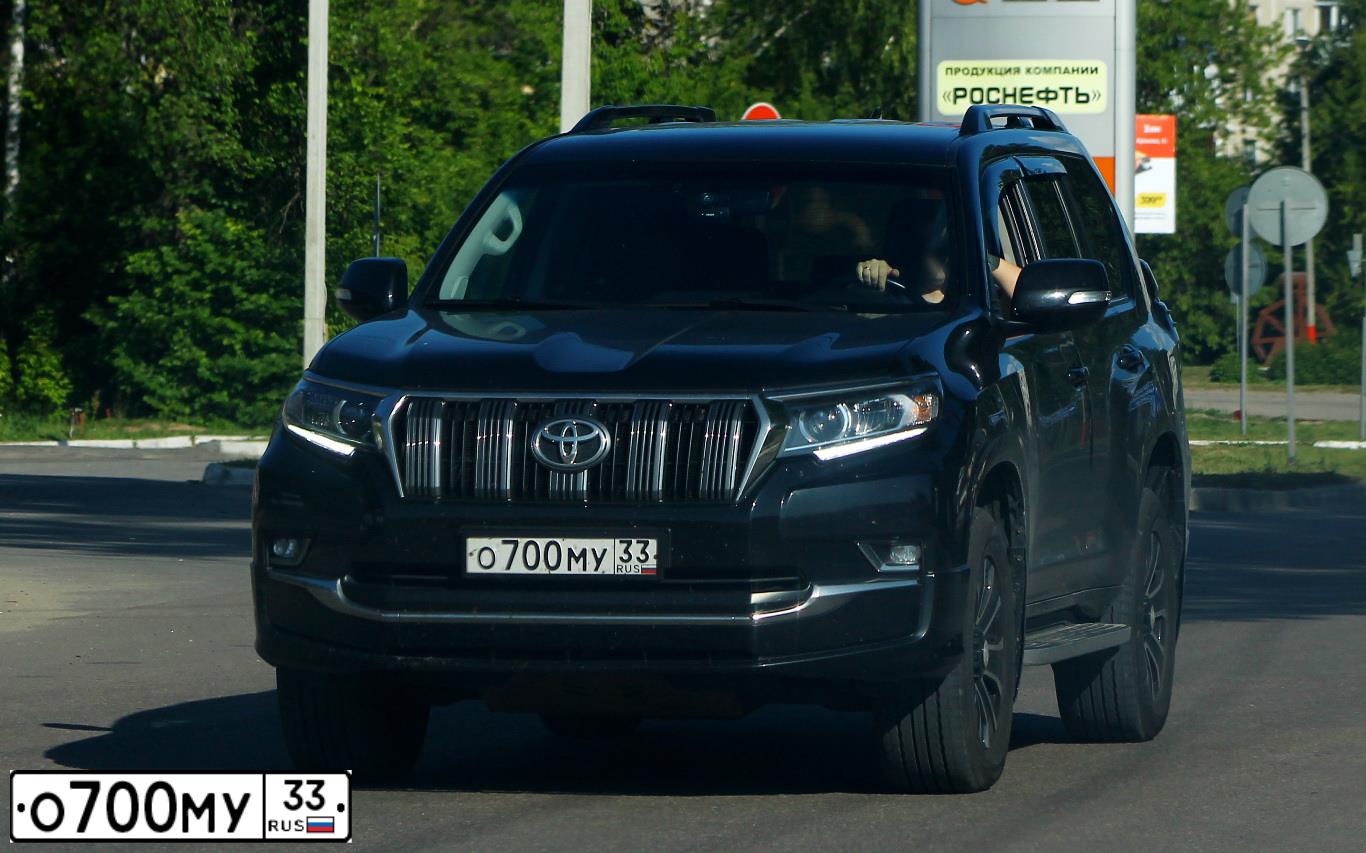 Фото автомобиля TOYOTA LANDCRUISER, 2018 — госномер О700МУ33. Цвет: ЧЕРНЫЙ