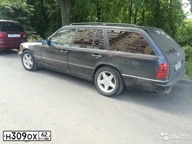 Фото автомобиля MERCEDES E-KLASSE, 1990 — госномер Е636ВУ977. Цвет: ЧЕРНЫЙ