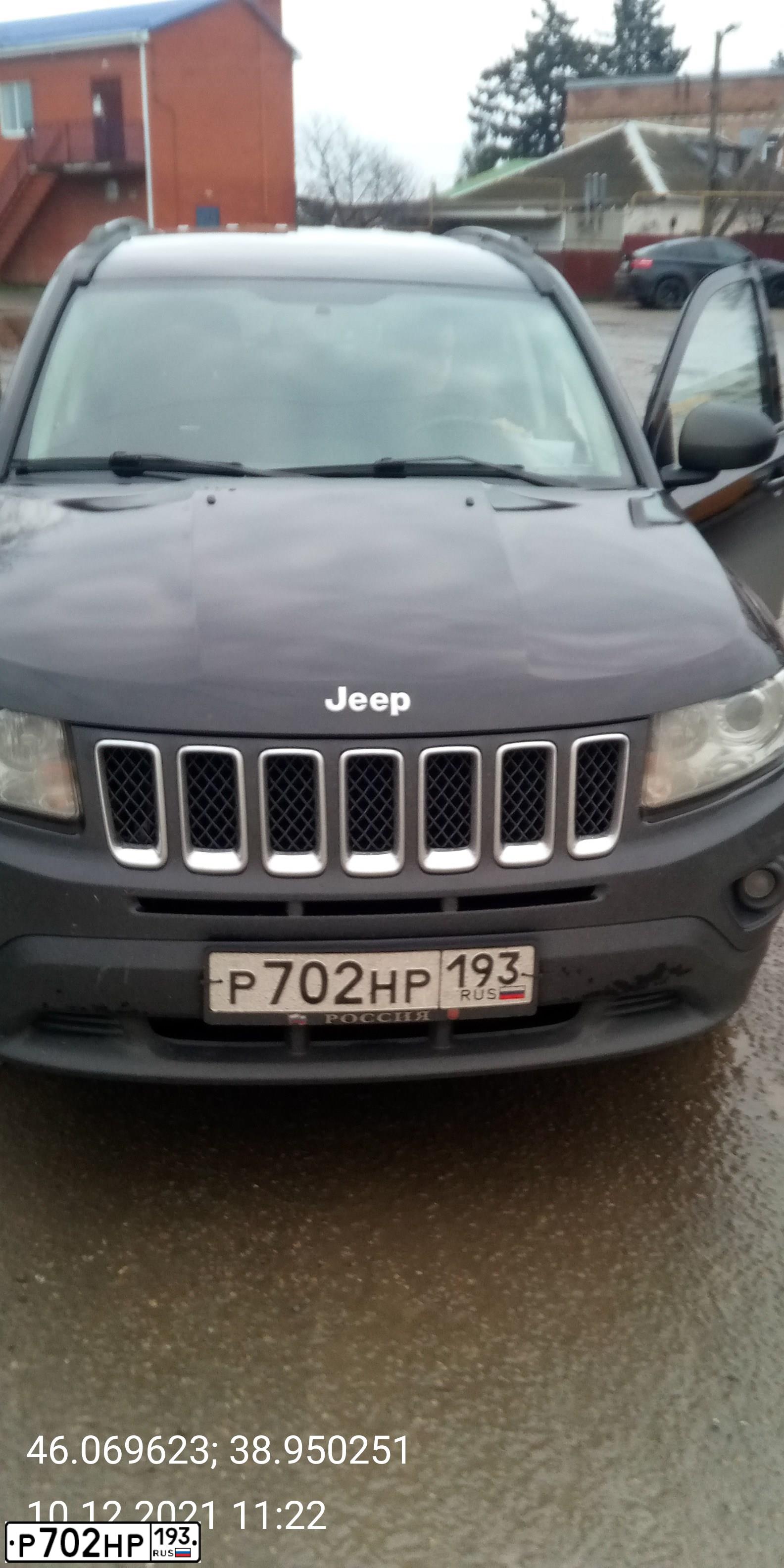 Фото автомобиля JEEP COMPASS, 2012 — госномер Р702НР193. Цвет: ЧЕРНЫЙ