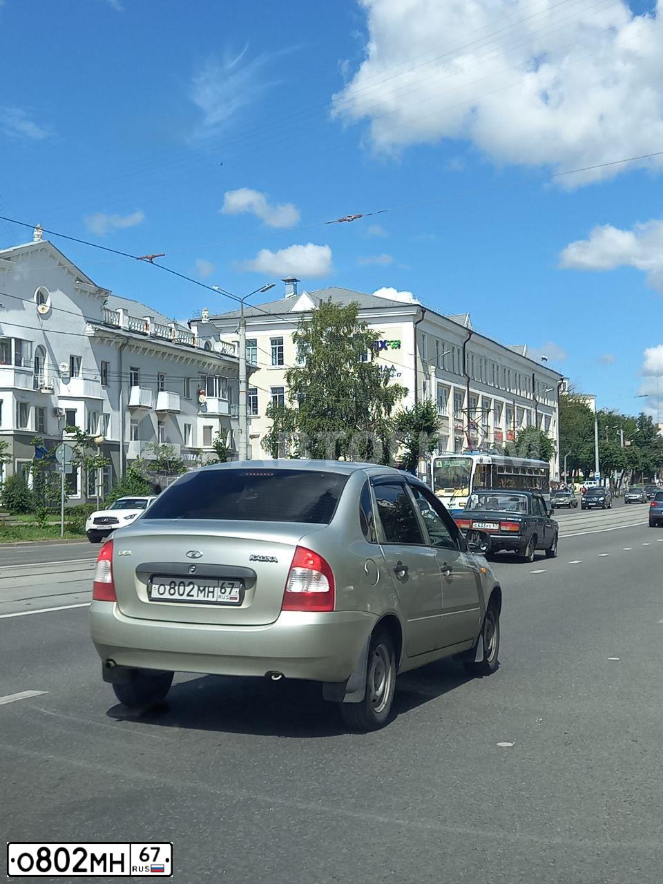 Фото автомобиля LADA 1118 KALINA, 2011 — госномер О802МН67. Цвет: БЕЛО-ЖЕЛТЫЙ ПЕРЛАМУТРОВЫЙ