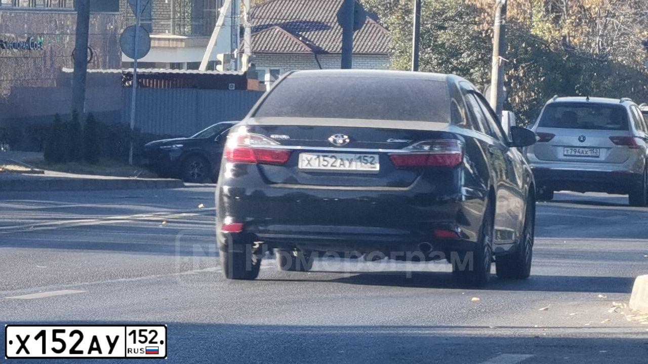 Фото автомобиля TOYOTA CAMRY, 2015 — госномер Х152АУ152. Цвет: ЧЕРНЫЙ МЕТАЛЛИК