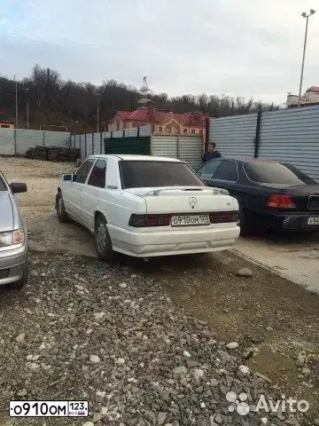 Фото автомобиля MERCEDES-BENZ 190, 1987 — госномер М866ЕО82. Цвет: Белый
