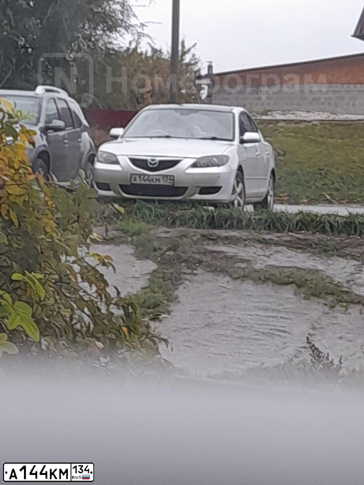 Фото автомобиля MAZDA 3, 2003 — госномер А144КМ134. Цвет: СЕРЕБРИСТЫЙ