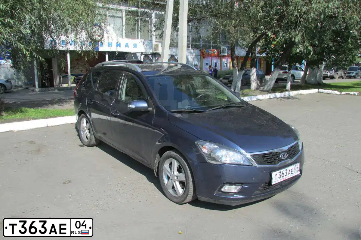 Фото автомобиля KIA CEE'D, 2010 — госномер О400МР142. Цвет: синий