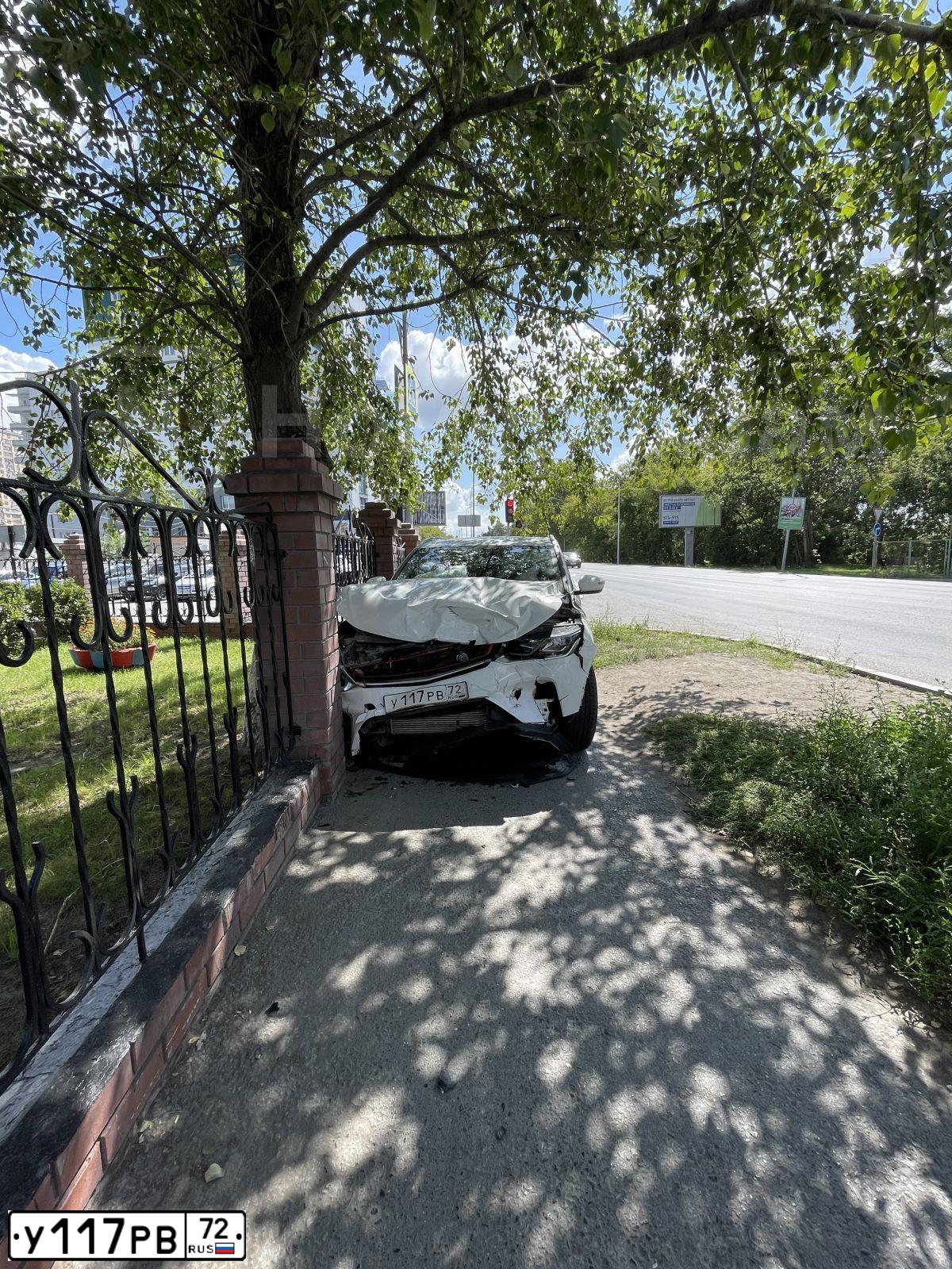 Фото автомобиля GEELY COOLRAY, 2021 — госномер У117РВ72. Цвет: Белый