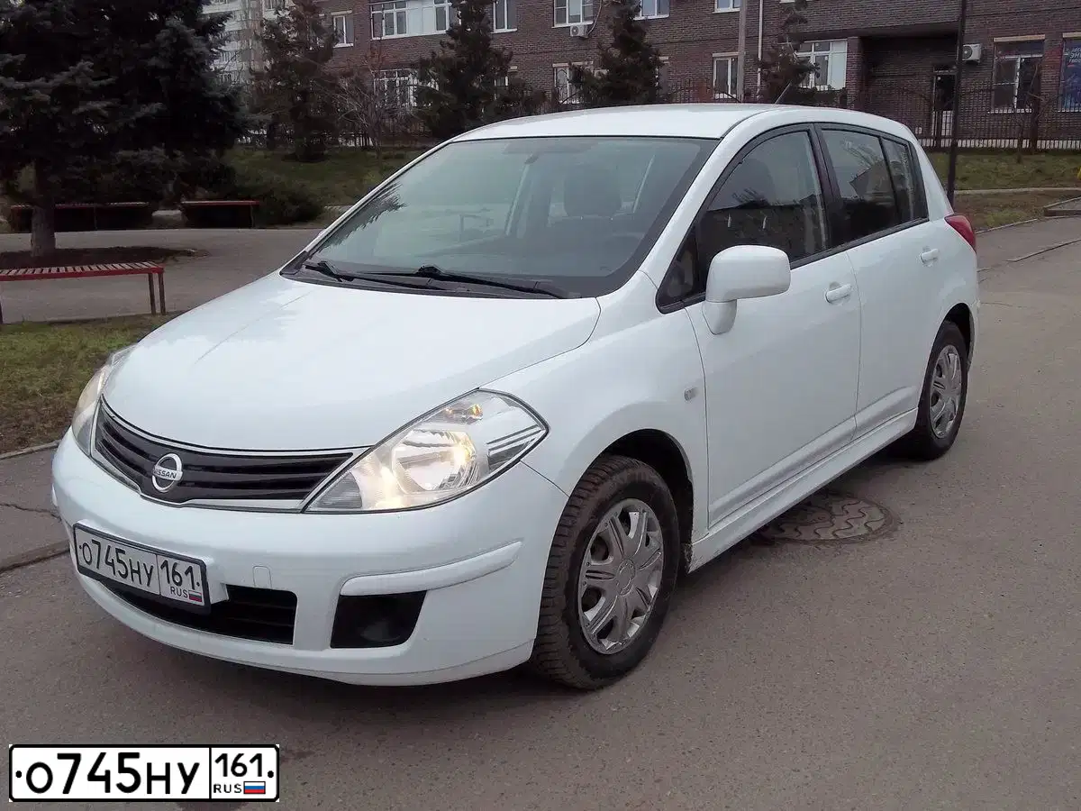 Фото автомобиля NISSAN TIIDA, 2011 — госномер Р306АС761. Цвет: Белый