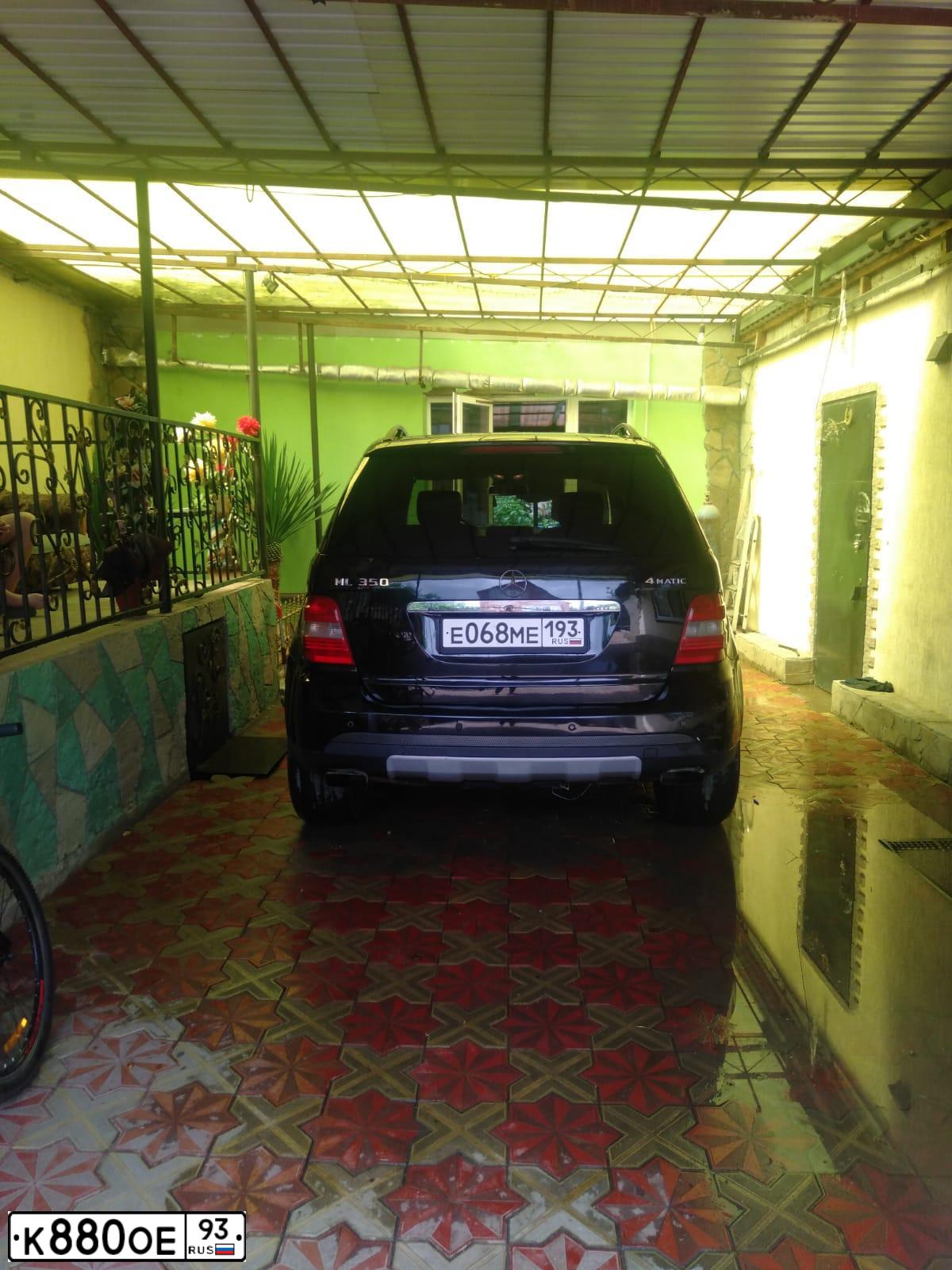 Фото автомобиля MERCEDES C-KLASSE, 2003 — госномер Р093ТВ93. Цвет: ЧЕРНЫЙ
