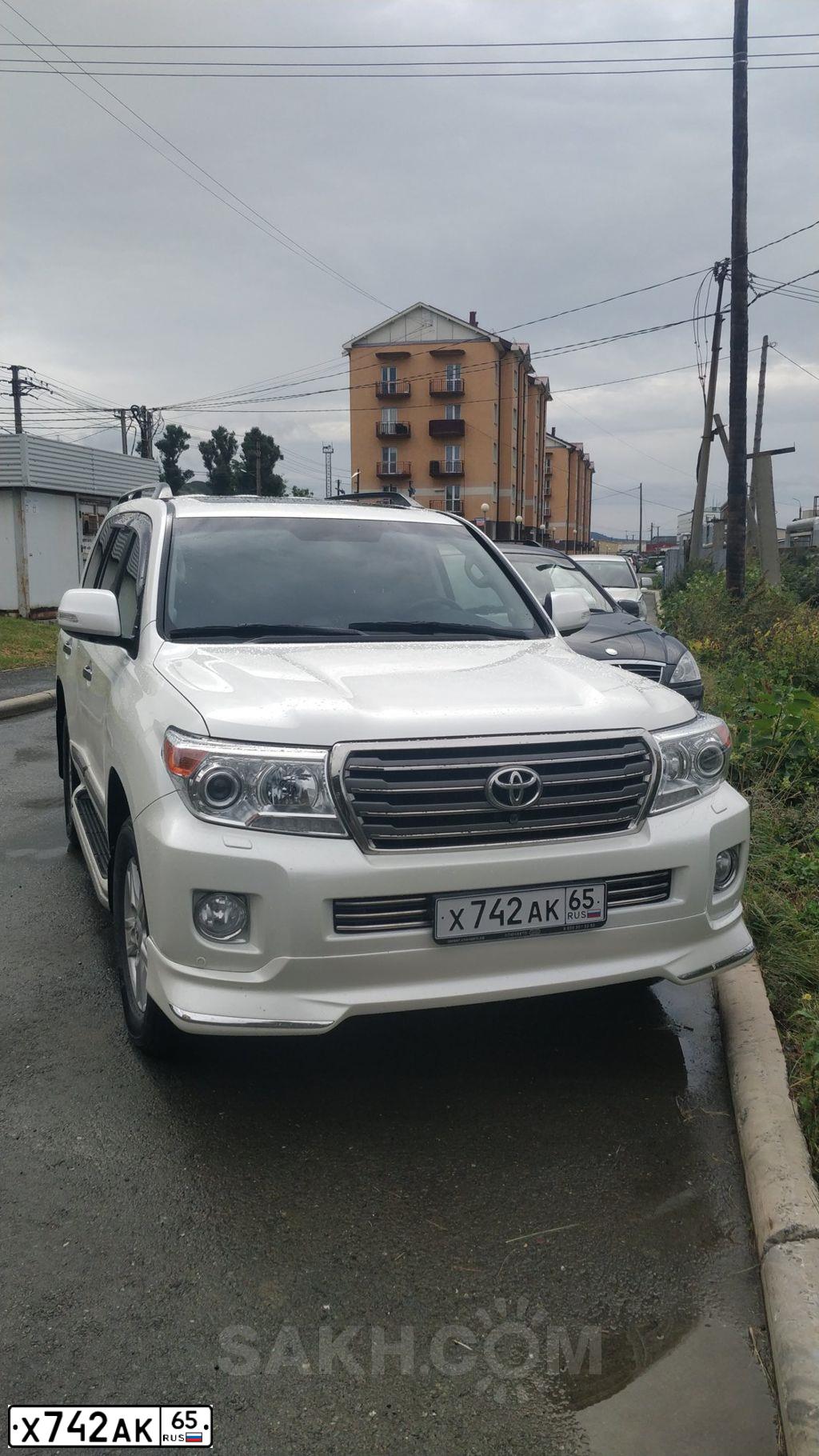 Фото автомобиля TOYOTA LANDCRUISER 200, 2014 — госномер Е111УО96. Цвет: Белый