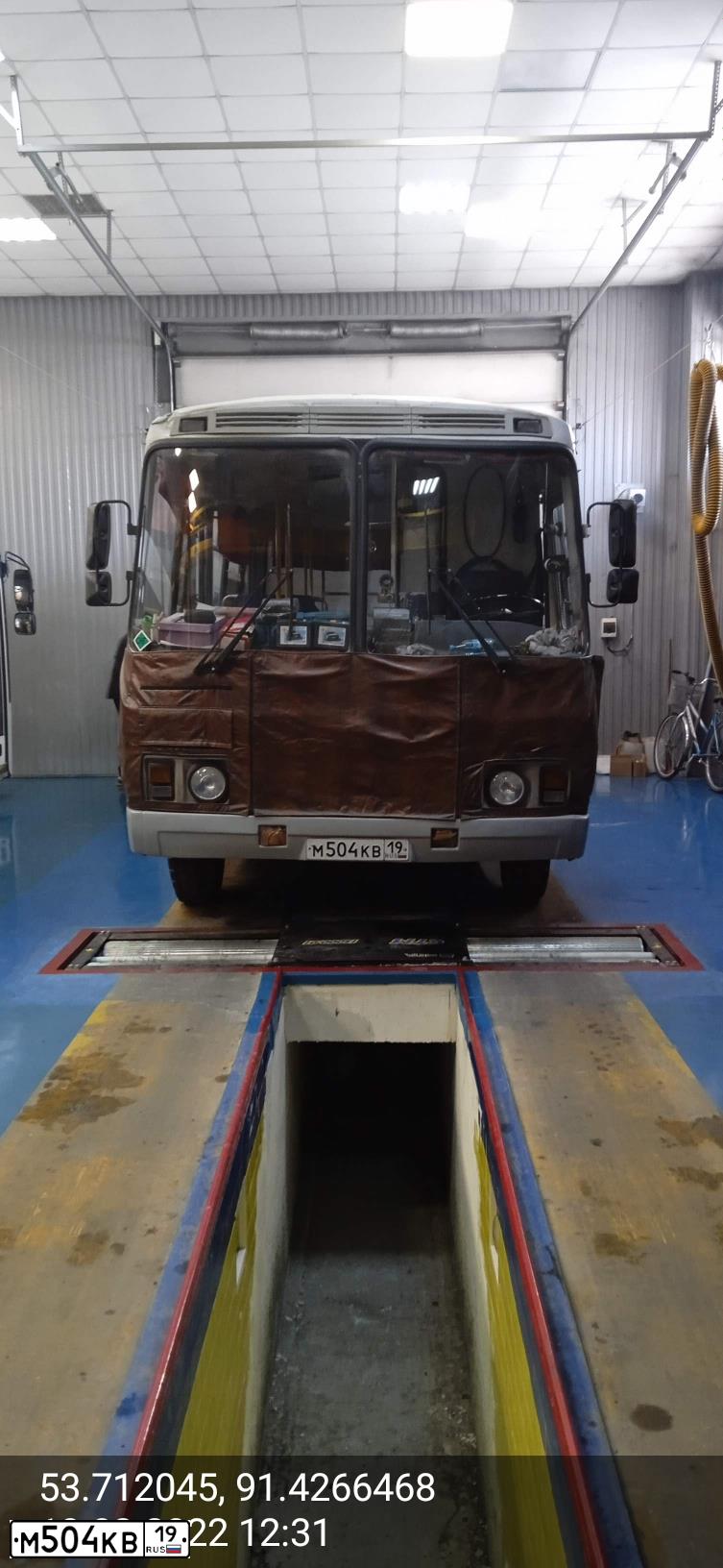 Фото автомобиля PAZ 3205, 2014 — госномер М504КВ19. Цвет: БЕЛЫЙ