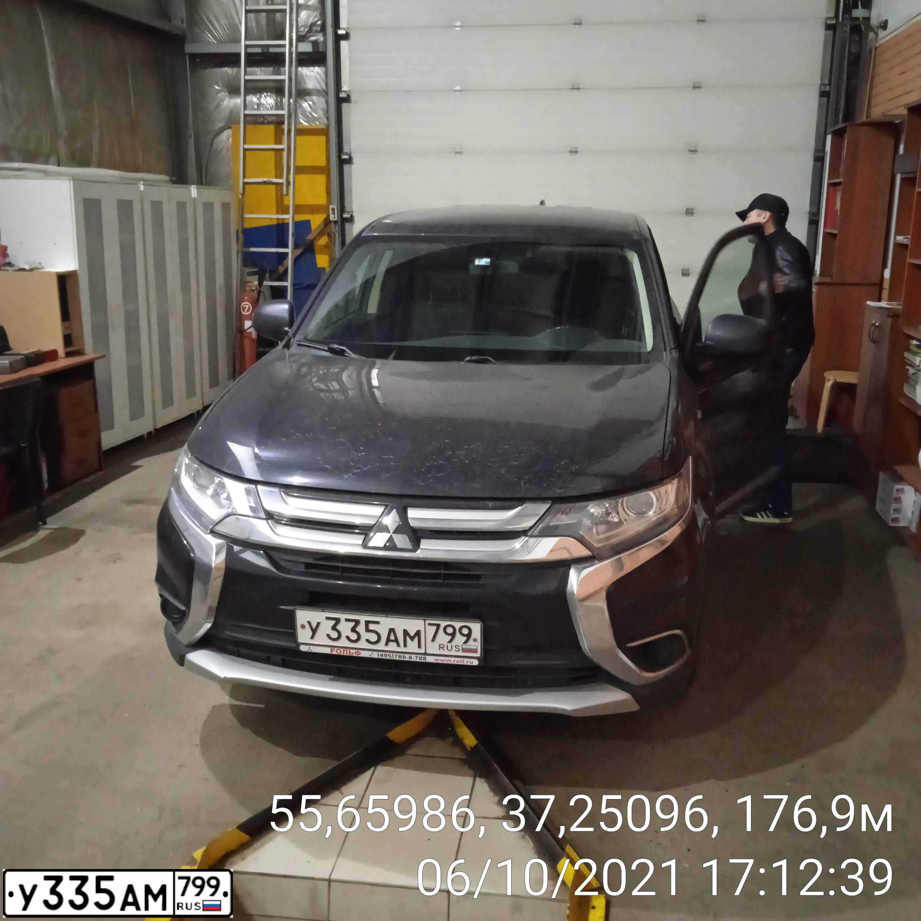 Фото автомобиля MITSUBISHI OUTLANDER, 2017 — госномер У335АМ799. Цвет: ЧЕРНЫЙ