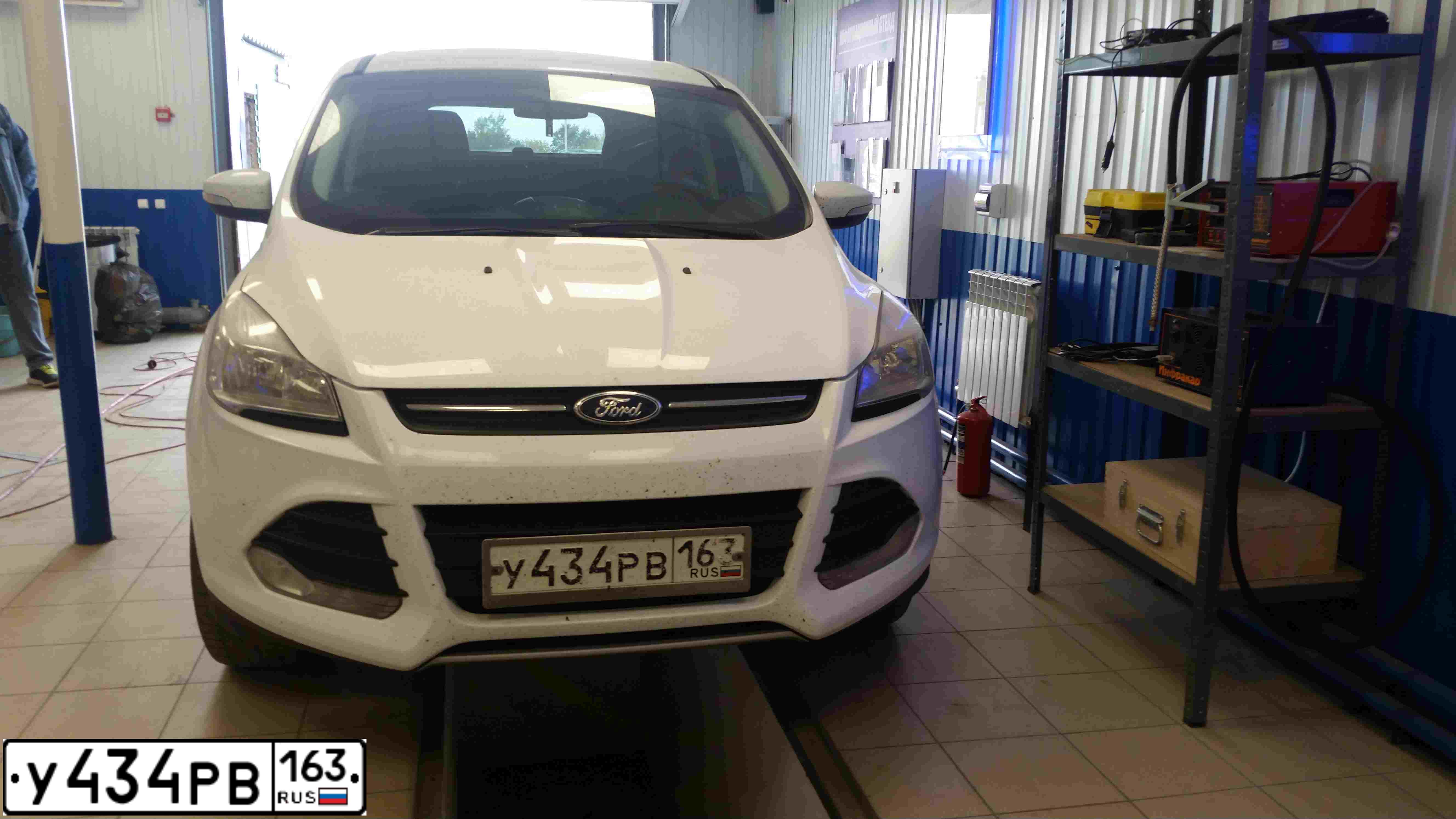 Фото автомобиля FORD KUGA, 2014 — госномер У434РВ163. Цвет: Белый