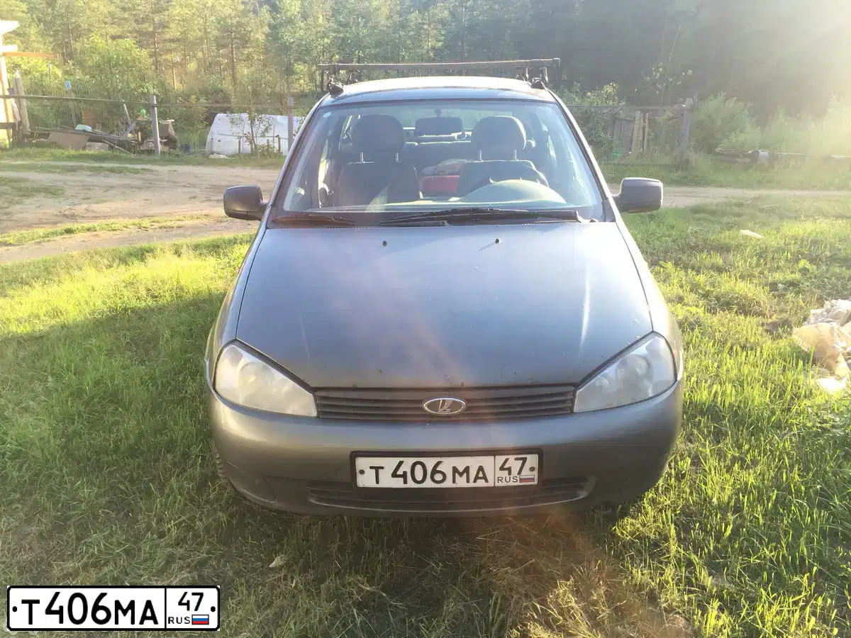 Фото автомобиля LADA 1118 KALINA, 2010 — госномер Т406МА47. Цвет: Темно-серый металлик