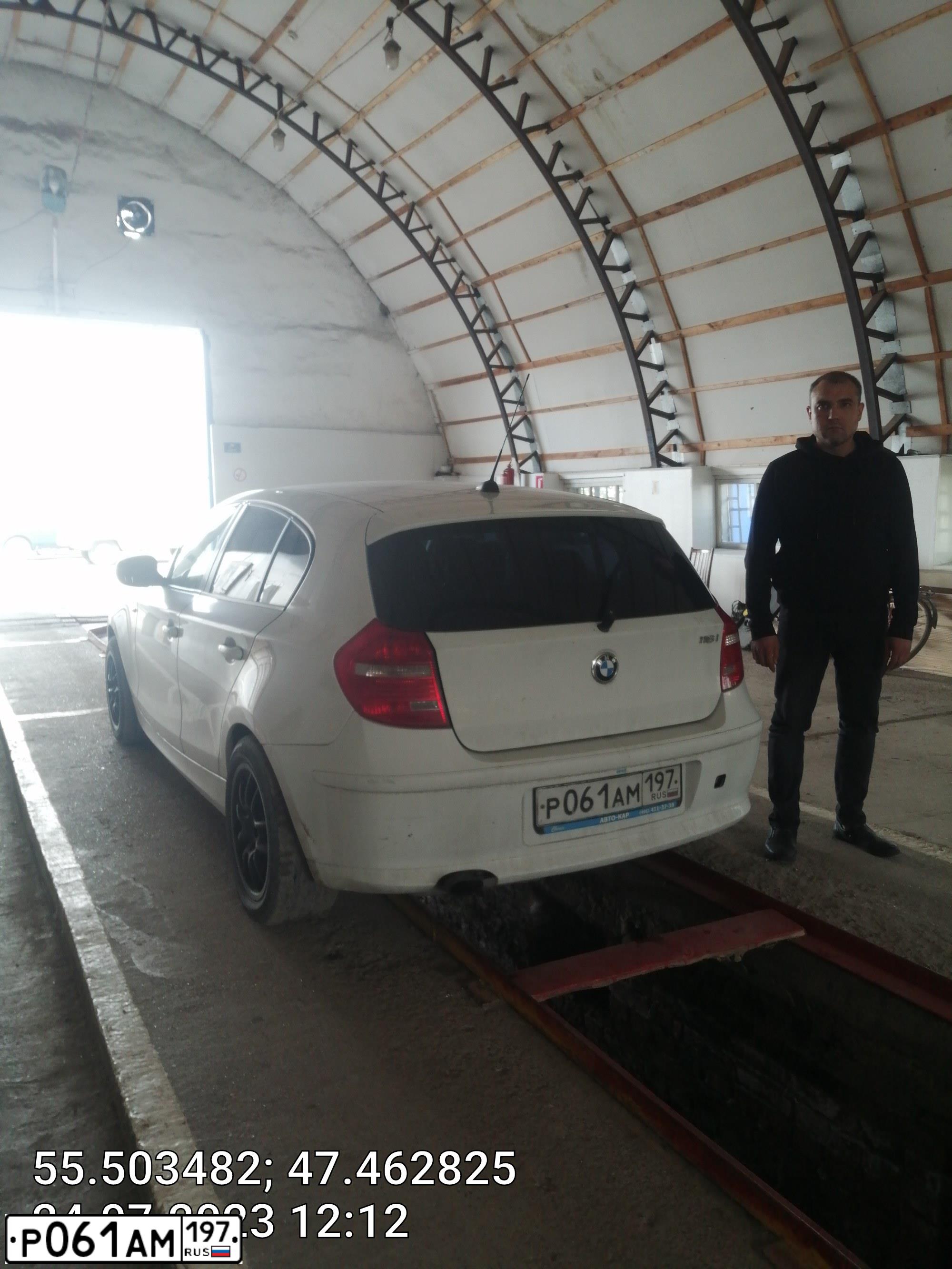 Фото автомобиля БМВ 116I, 2010 — госномер Н455РВ21. Цвет: Белый