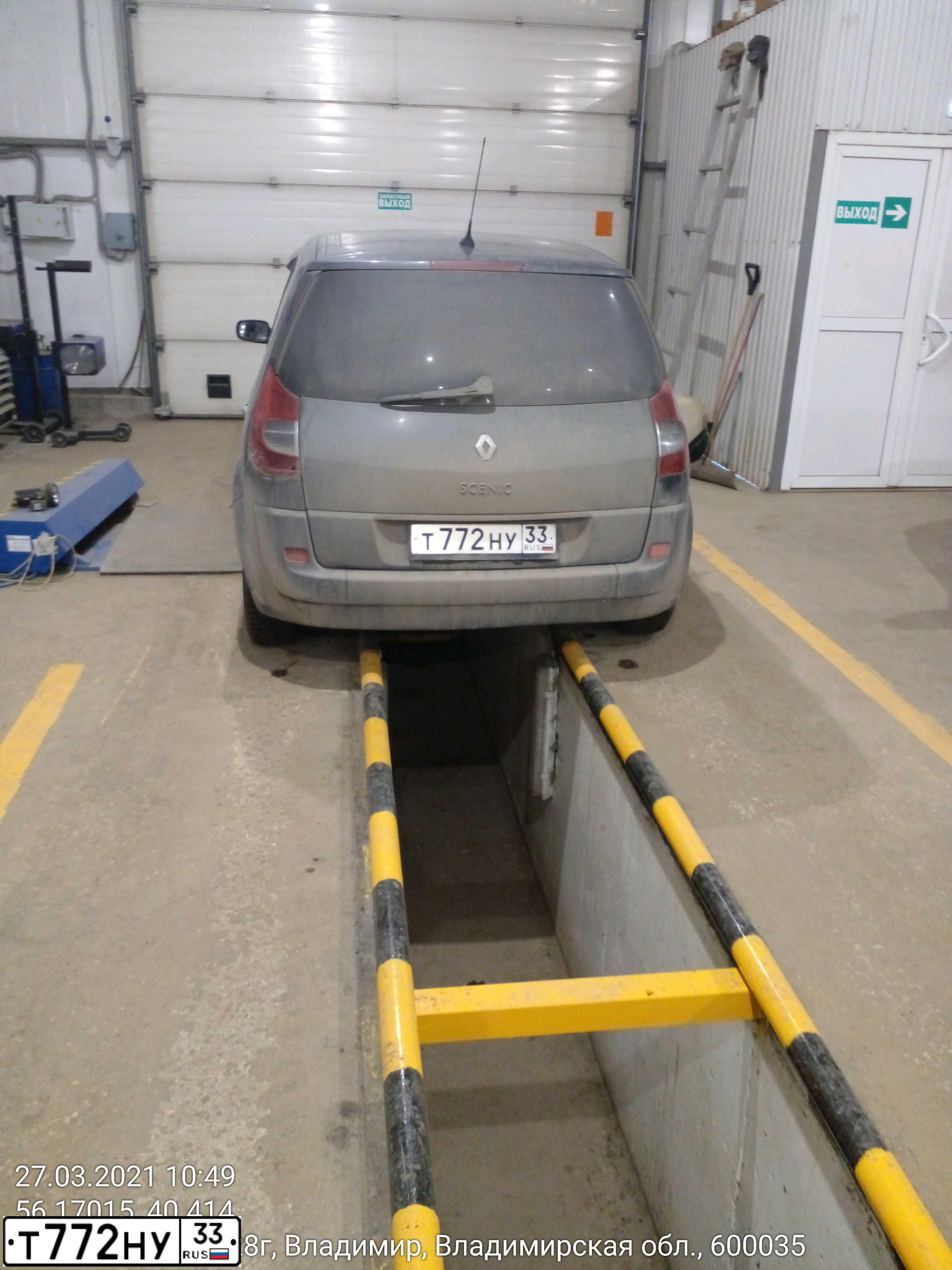 Фото автомобиля RENAULT MEGANE /GRAND/ SCENIC, 2008 — госномер Т772НУ33. Цвет: ТЕМНО-СЕРЫЙ