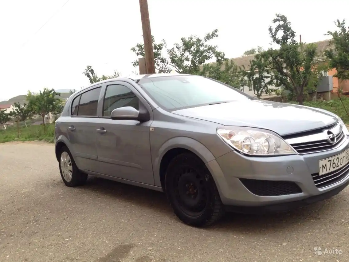Фото автомобиля OPEL ASTRA, 2007 — госномер Е811КК95. Цвет: СЕРЫЙ
