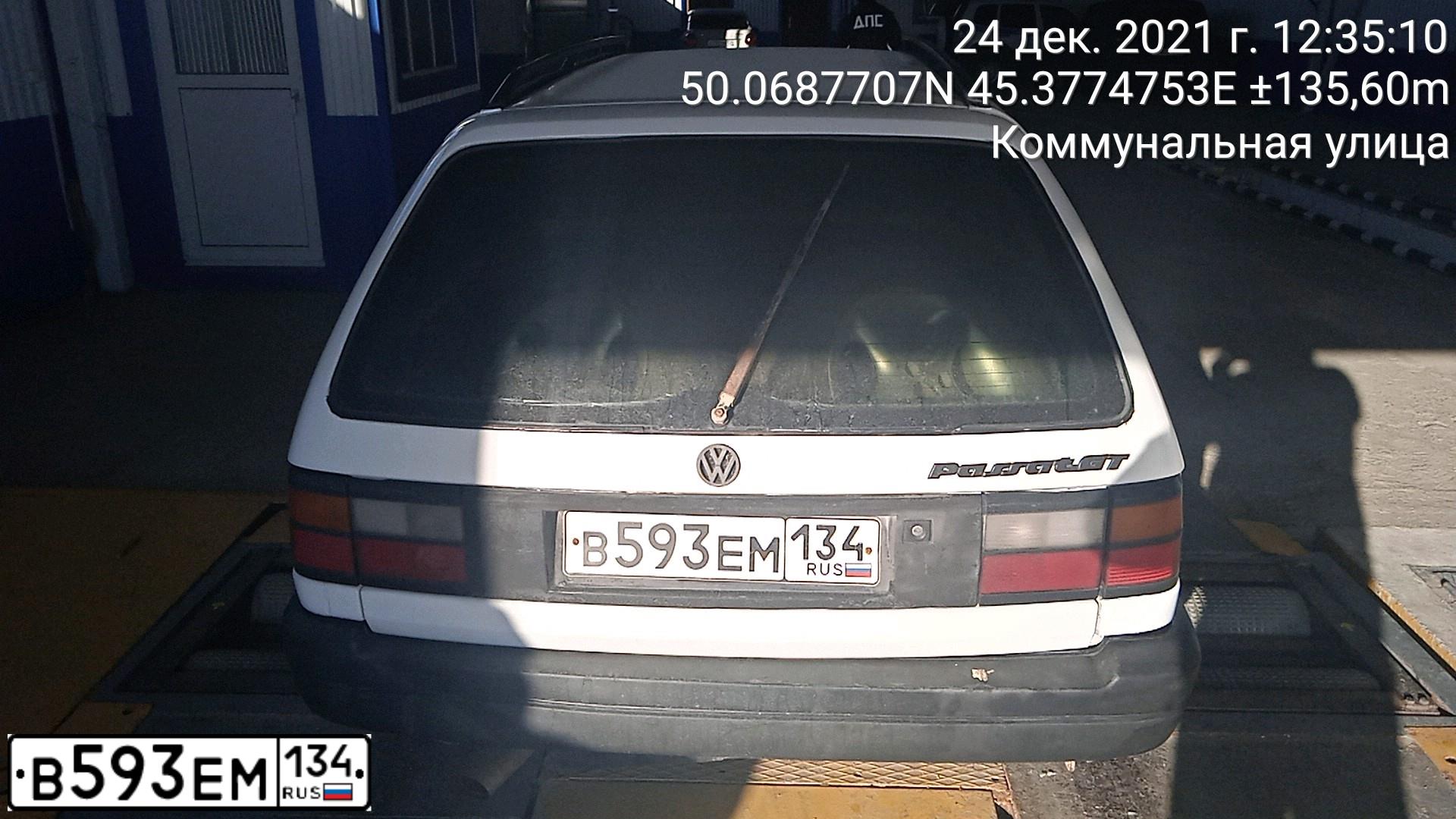 Фото автомобиля VOLKSWAGEN PASSAT, 1993 — госномер Р123УМ99. Цвет: Белый