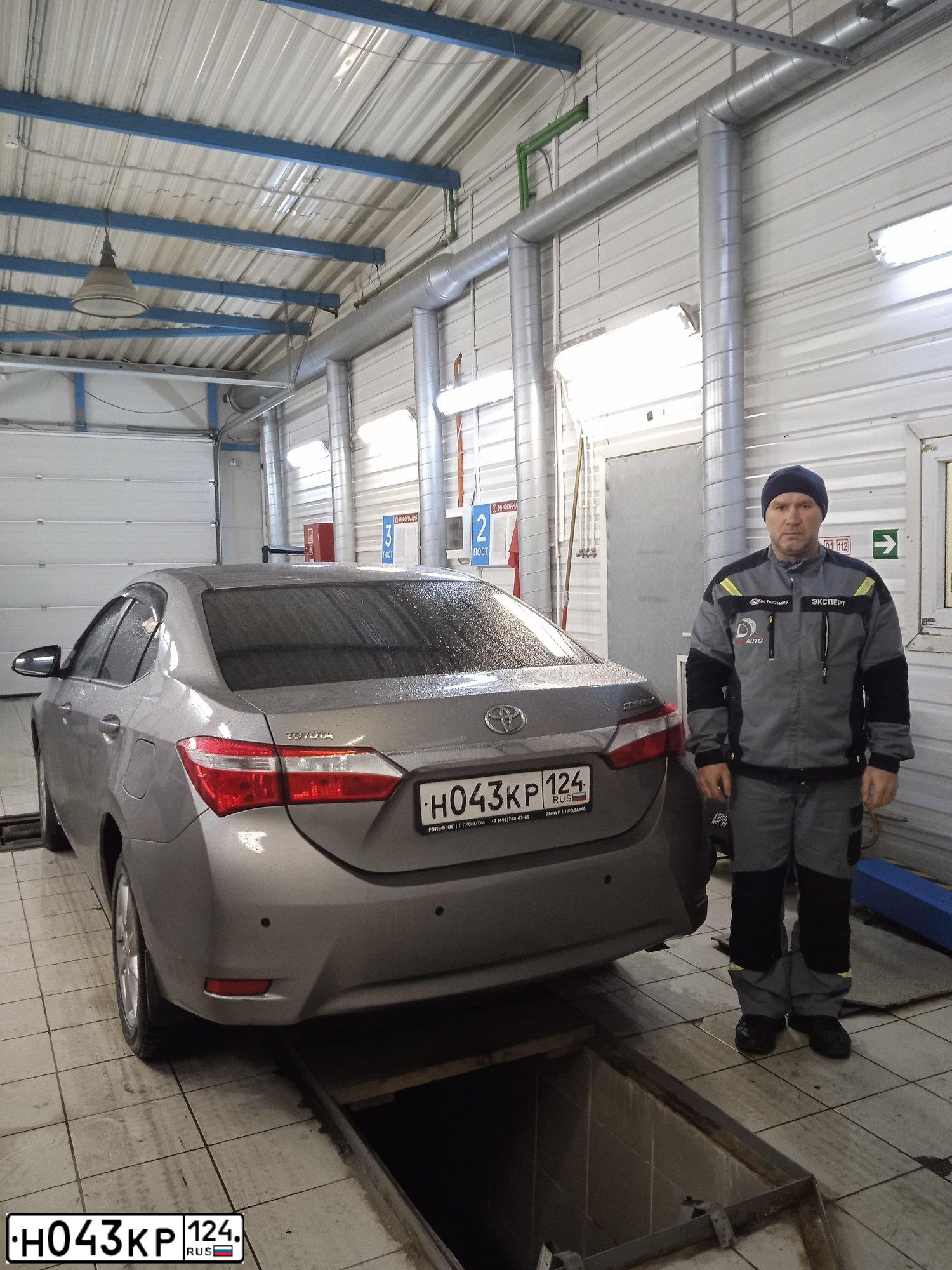Фото автомобиля TOYOTA COROLLA, 2013 — госномер Н043КР124. Цвет: СЕРЫЙ