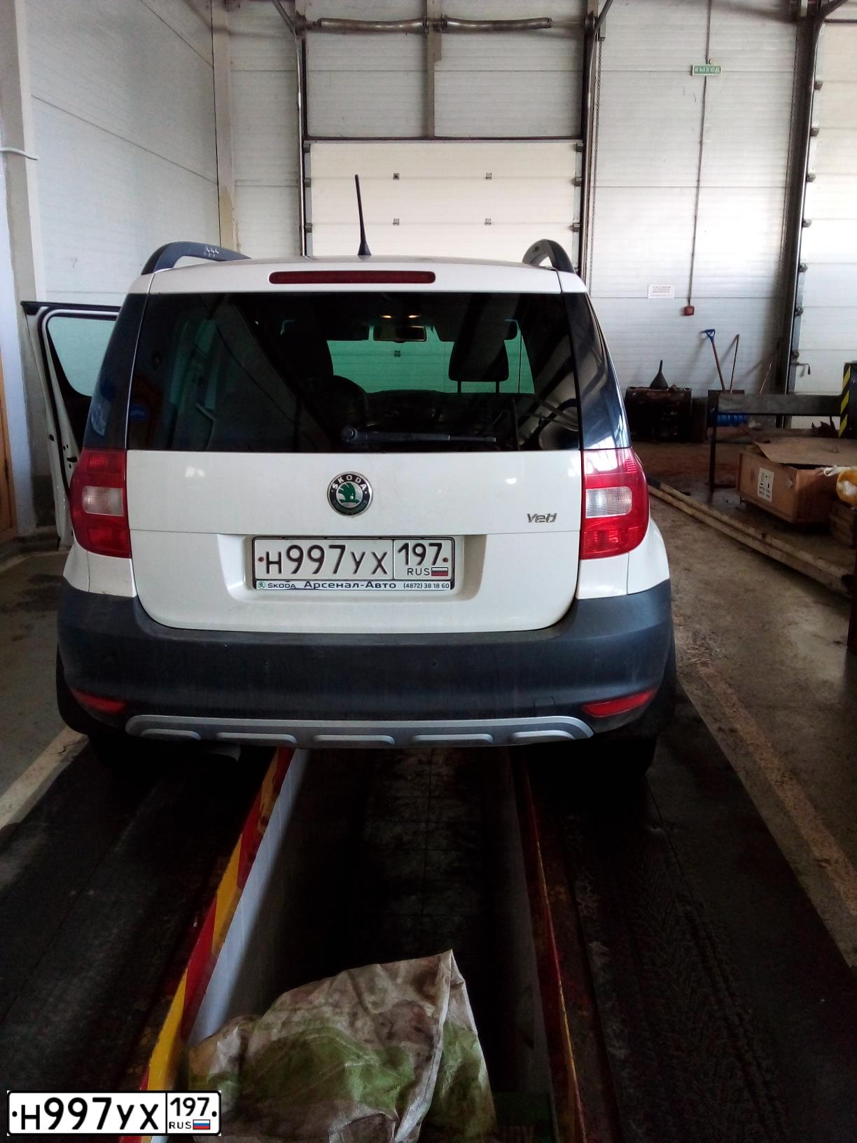 Фото автомобиля SKODA YETI, 2012 — госномер У647МК71. Цвет: Белый