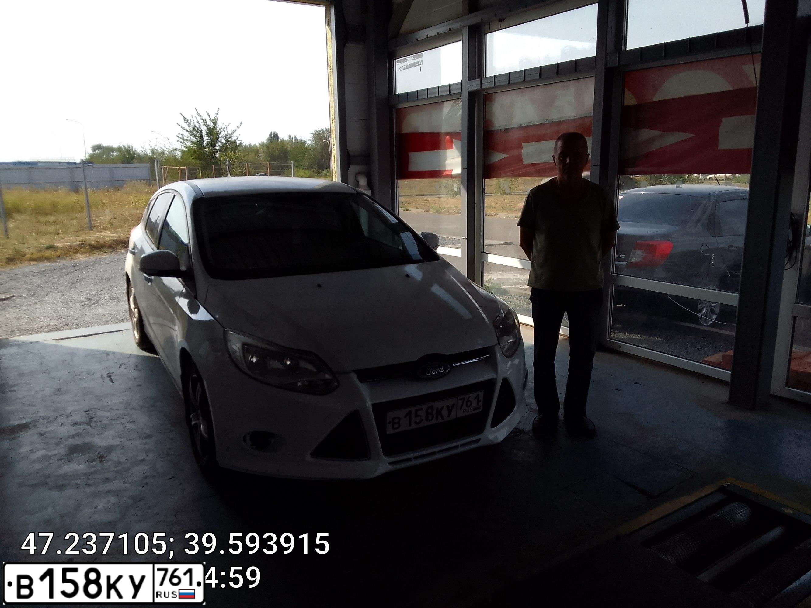 Фото автомобиля FORD FOCUS, 2012 — госномер Р828СЕ126. Цвет: Белый