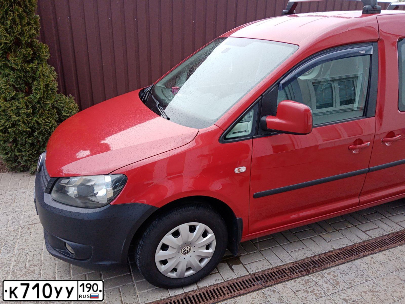 Фото автомобиля VOLKSWAGEN CADDY, 2012 — госномер К710УУ190. Цвет: КРАСНЫЙ