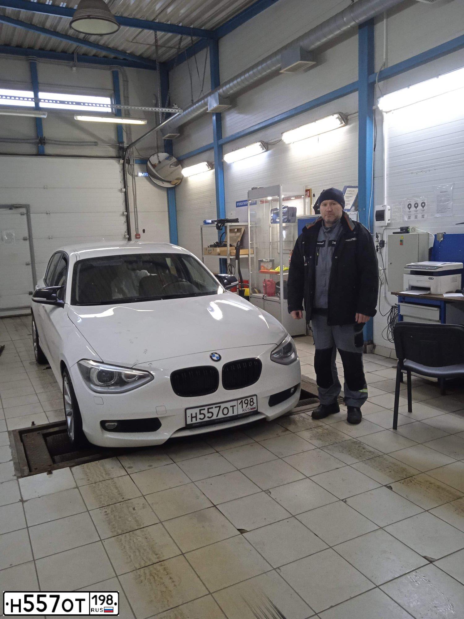Фото автомобиля BMW SERIE 1, 2013 — госномер Н557ОТ198. Цвет: Белый