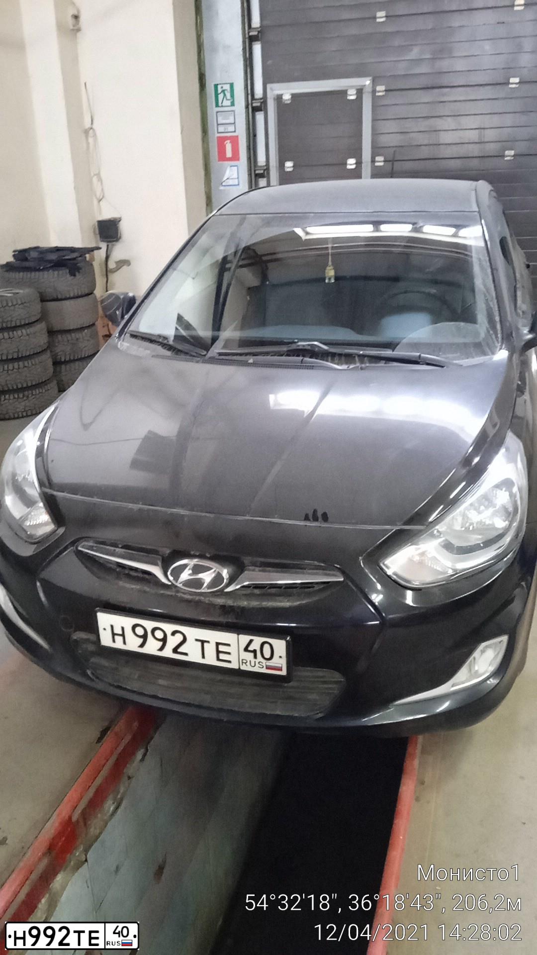 Фото автомобиля HYUNDAI SOLARIS, 2013 — госномер Н992ТЕ40. Цвет: ЧЕРНЫЙ