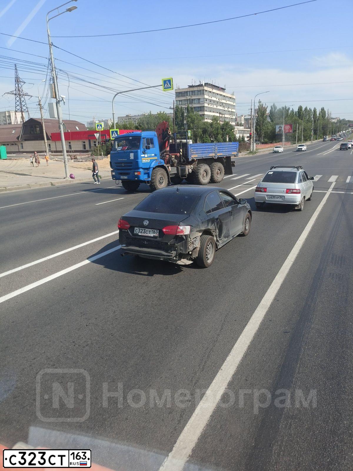 Фото автомобиля MITSUBISHI CARISMA, 2000 — госномер С323СТ163. Цвет: ЗОЛОТИСТЫЙ