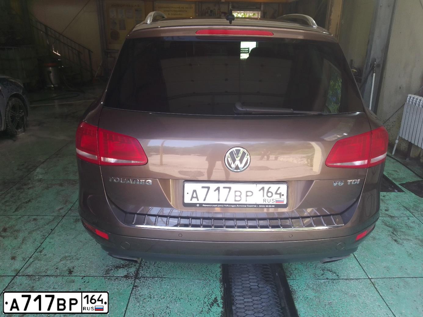 Фото автомобиля VOLKSWAGEN TOUAREG, 2013 — госномер А717ВР164. Цвет: Коричневый
