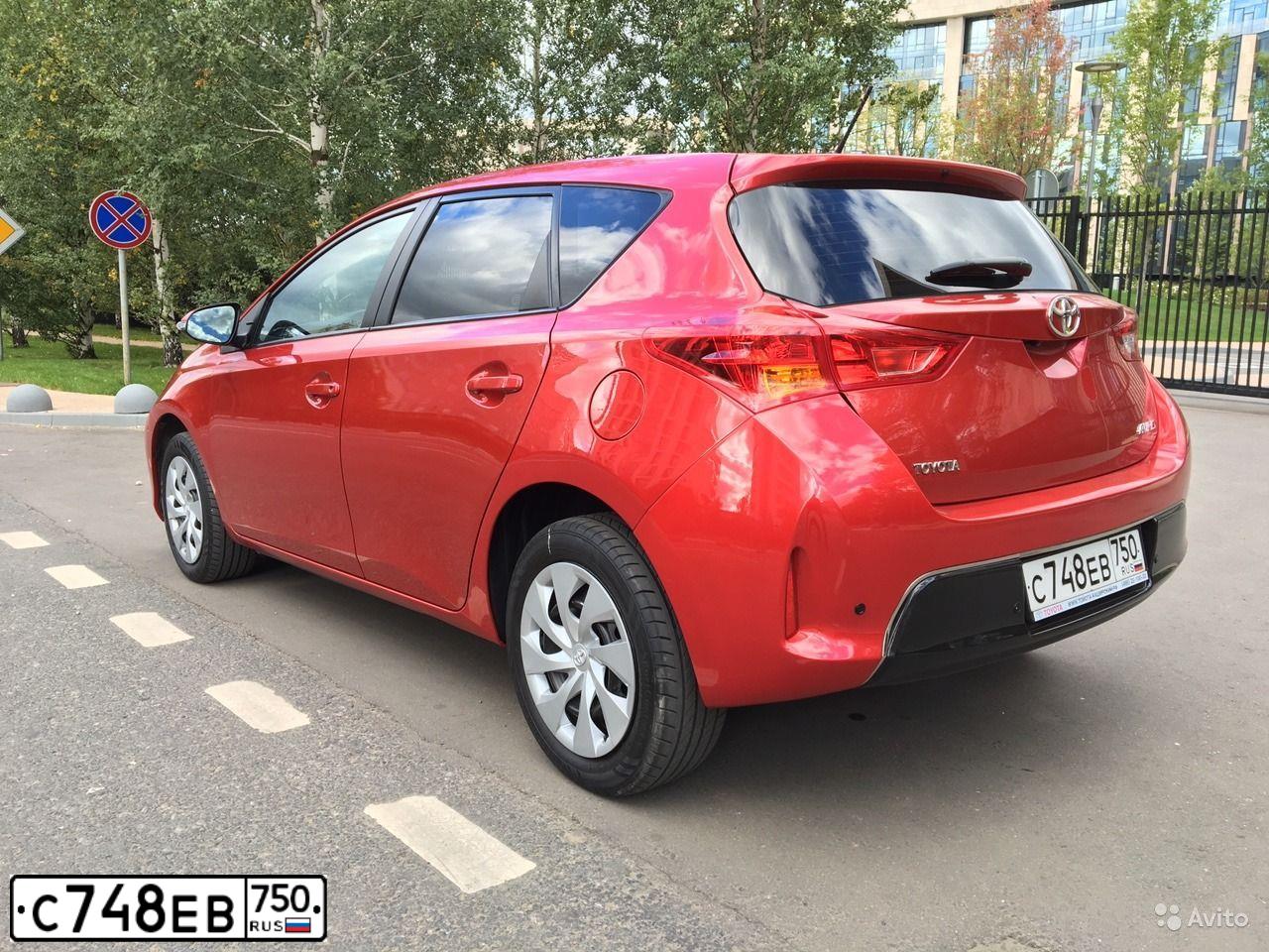 Фото автомобиля TOYOTA AURIS, 2013 — госномер Н843АЕ977. Цвет: КРАСНЫЙ